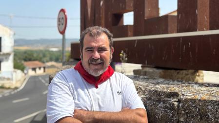 Fran Sesma Rodrigo, alcalde de Mélida, en una de las entradas al pueblo