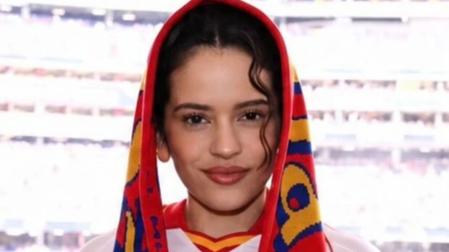 Rosalía, con una bandera de España en la cabeza, en uno de los partidos del Mundial al que acudió a animar a la selección española