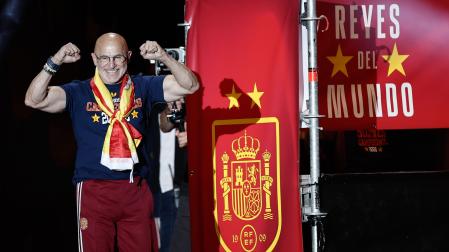 El técnico de la selección española Luis de la Fuente durante la celebración en la plaza de Cibeles de la conquista del Mundial 2026