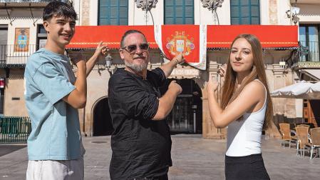 De izquierda a derecha: Javier Alcaide Madorrán, Diego Ramírez Parra y Amaia Zubicoa Buñuel, señalando el balcón de la Casa del Reloj desde el que hoy, a las 12 horas, lanzarán el cohete anunciador de las Fiestas de Tudela en honor a su patrona Santa Ana.