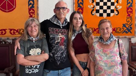 Desde la izda., la familia de David García en el consistorio de Valcarlos: Carmen Martín (mujer), Uxue (hija) y Eugenia Rodríguez (suegra)
