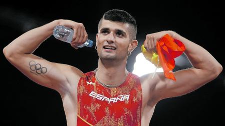 Asier Martínez celebra su oro europeo de 110 m vallas en el Olympiastadion de Múnich en 2022.
