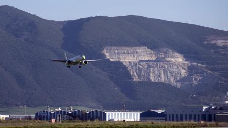 Avión aterrizando en el aeropuerto de Pamplona / Noáin