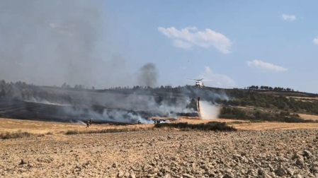 Helicópteros y medios terrestres trabajan en la extinción del fuego