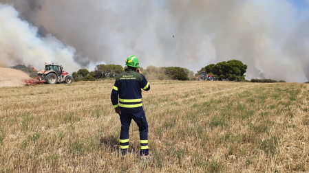 Un guarda durante la extinción de un incendio