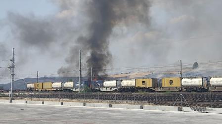 Vídeo: las llamas del incendio declarado entre Salinas de Pamplona y Esquíroz han alcanzado las vías del tren