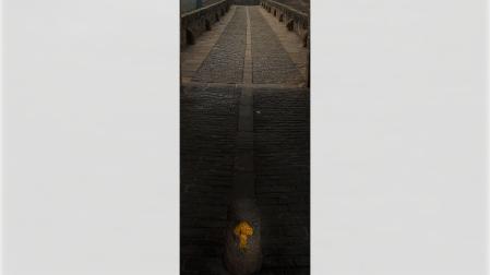 Una flecha amarilla señalizando el Camino de Santiago en Puente la Reina