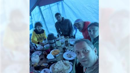 Jorge Egocheaga, Martín Ramos, Ignacio Barrio, Uxue Murolas y Horia Colibasanu, descansando y comiendo en una tienda del Campo Base de los Gashebrum