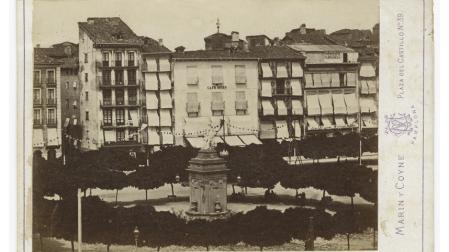 Plaza de la Constitución, actual Plaza del Castillo, el lugar en que se hospedaron nuestros viajeros. Marín y Coyné, 1874, carte cabinet