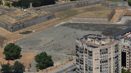 *A: JOSE CARLOS CORDOVILLA *F: 09-07-2026 *P: *L: PAMPLONA *T: FOTOS AEREAS PAMPLONA DESDE HELICOPTERO POLICIA NACIONAL EN SAN FERMIN. CAMPA FRENTE A AUTOBUSES.