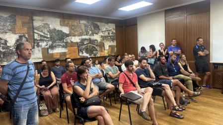 Padres y madres que asistieron este jueves al salón de plenos del Ayuntamiento de Estella preocupados por el futuro del Izarra.