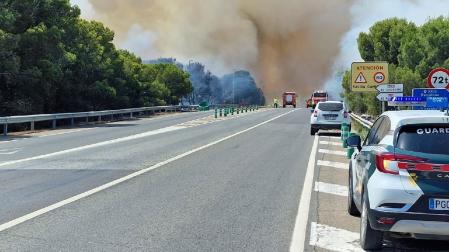 Vídeo de la enorme columna de humo del incendio en la autopista A-68 en Castejón, que ha obligado a cerrar la la N-232, la N-113 y la entrada a la autopista