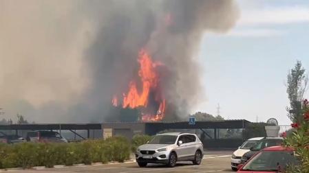 Vídeo de las grandes llamas del incendio que se ha producido en la autopista A-68 y que ha provocado el desalojo del hotel Villa Castejón