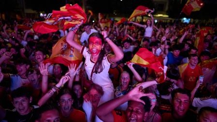 Miles de personas llenaron la Plaza del Castillo y estallaron de alegría tras el triunfo final de España ante Argentina