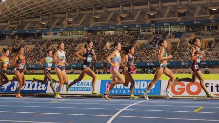 Un momento de la carrera del 5.000 metros femenina ayer el estadio Ciudad de Málaga