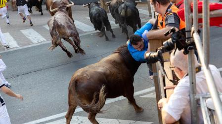 Momento de la cogida de un mozo en el primer encierro de fiestas de Tudela 2026