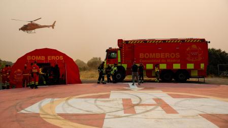 Efectivos de Bomberos en el Puesto de Mando Avanzado (PMA) ubicado en la localidad madrileña de Cenicientos, este sábado.