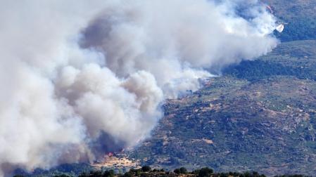 Vista del incendio que afecta a Burgohondo, visto desde la localidad abulense de Navalmoral