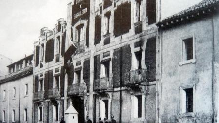 Fachada del cuartel hacia 1920, con un grupo de soldados (Tarjeta postal)