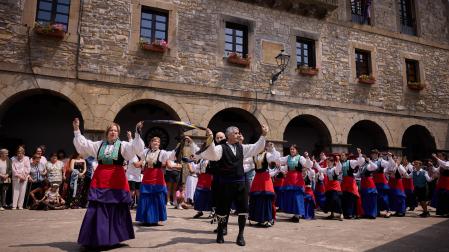 Isaba se vistió de gala para honrar a Santiago con su tradicional baile.