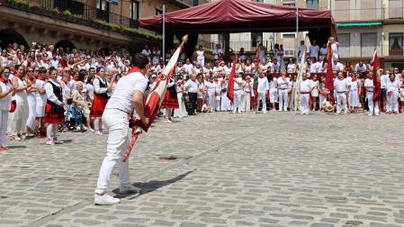 Procesión en honor a Santiago y saludo de banderas en el día grande de las fiestas de Puente la Reina 2026