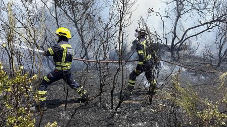 Más de 20 bomberos voluntarios y 5 vehículos del Aeropuerto Adolfo Suárez Madrid-Barajas trabajan en las labores de lucha contra los incendios de la sierra oeste de Madrid, en la zona de Robledo