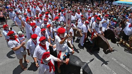 Fotografía cedida por Sloppy Joe's Bar donde aparecen ganadores de ediciones anteriores y participantes actuales del Concurso Anual de Dobles de Hemingway, iniciando su famoso 'Encierro de toros'