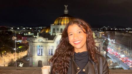 Catalina Martínez, ante el Museo del Palacio de Bellas Artes de Ciudad de México