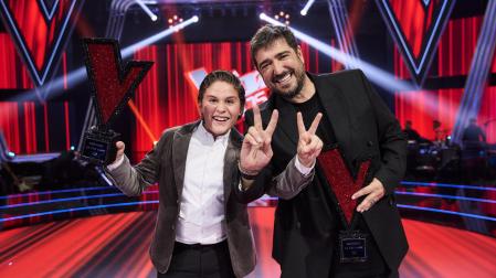 Eduardo 'El Campanero' celebra el triunfo junto a su coach Antonio Orozco