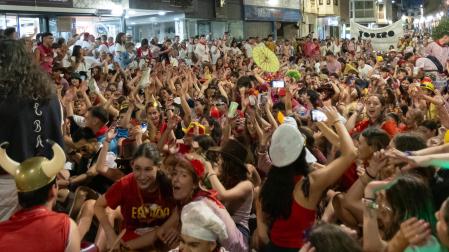 Foto de la Bajada de las peñas tras la primera corrida de fiestas de Tudela