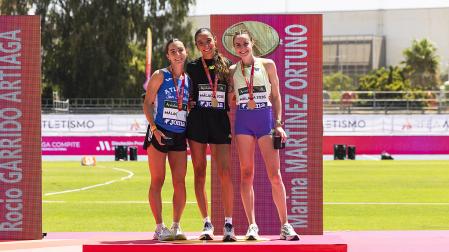 Podio de los 1.500 metros femenino con las atletas Rocio Garrido (izda.), Marina Maritnez (centro) y Lorena Martín (dcha.).
