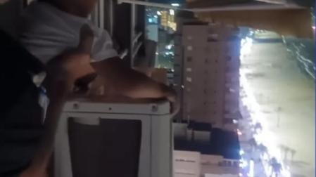 Un agente de Policía Local de Benidorm, junto al niño