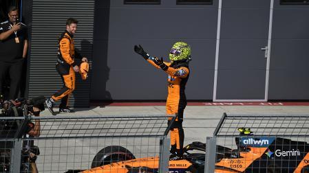 El inglés Lando Norris celebra la victoria en el Gran Premio de Hungría subido a su monoplaza