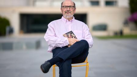 A: J.P. Urdíroz F: 25-07-2026 P: L: Pamplona. Campus de la UNAV. Facultad de Comunicación. T: Entrevista a Jesús María Usunáriz sobre su libro "Parir en la España del Siglo de Oro".