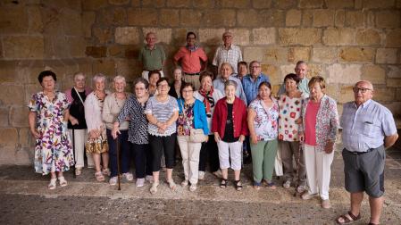 Los mayores homenajeados a la salida de la eucaristía en la iglesia de San Juan Bautista.