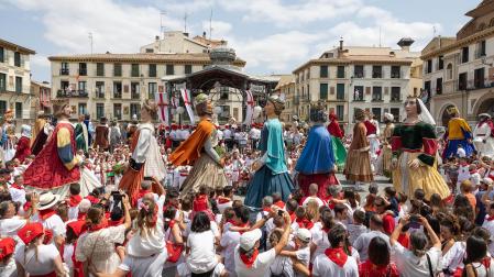 Concentración de gigantes en las fiestas de Tudela