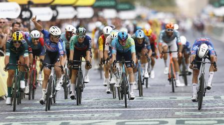 Mathieu van der Poel (dcha.)se impone en la línea de meta de los Campos Elíseos en la última etapa del Tour de Francia 2026