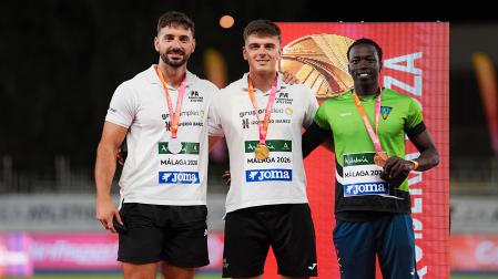 De izda. a dcha., Nico Quijera, plata, Manu Quijera, oro, y Hailu Estrampes, bronce