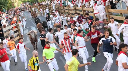 Bonitas carreras de los mozos en el tercer encierro de fiestas de Tudela