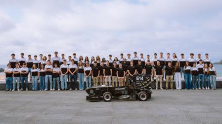 Algunos estudiantes de Ingeniería de la Universidad de Navarra, junto con el coche, en el Kursaal de San Sebastián.