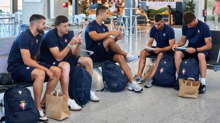 De izda. a dcha., Arguibide, Bretones, Osambela, Unai Santos y Rafa Martínez en el aeropuerto de Noáin antes de la salida del vuelo