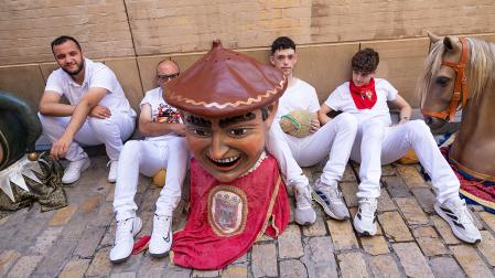 Los miembros de la comparsa se toman un descanso durante las fiestas de Santa Ana 2027, en Tudela