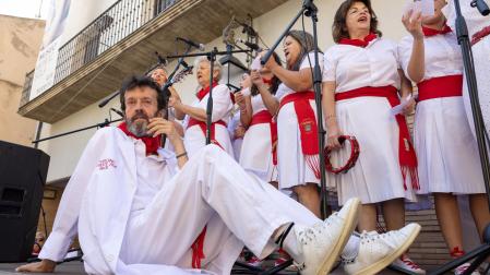 Miguel Ángel Calvo Buttini, Tudelano Ausente 2026, sentado en la tarima mientras le dedican una jota alusiva