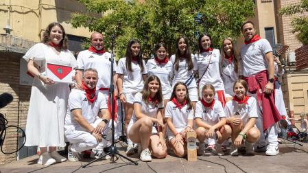 Miembros y jugadoras del C.D. Lourdes, junto a peñistas de La Revolvedera durante el homenaje