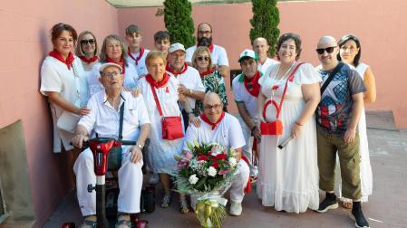 Mª Carmen Pérez Casas, en el centro del grupo con bolso rojo, junto a sus familiares y miembros de la peña Moskera