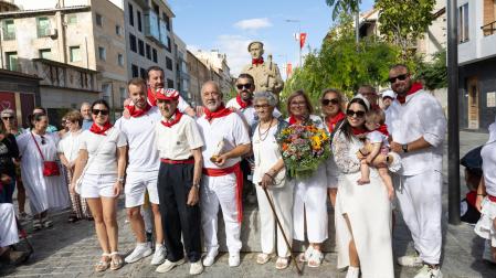 Jesús Álava Sesma, en el centro con la figura de Santa Ana que recibió por parte del Frontón