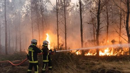 Bomberos combaten el fuego en Marcheprime, en el suroeste de Francia