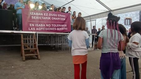 Concentración en Isaba ante una agresión sexista en las fiestas