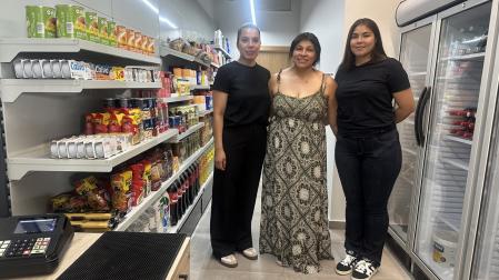 Katira Cortés, entre sus hijas Ana Paula y Sofía Paz Cortés, en la tienda del  proyecto de Bargota.