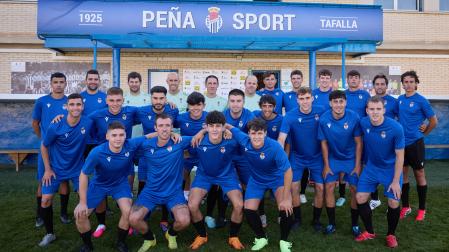Los 21 jugadores de la Peña Sport, junto al cuerpo técnico, antes de empezar el primer entrenamiento de esta pretemporada